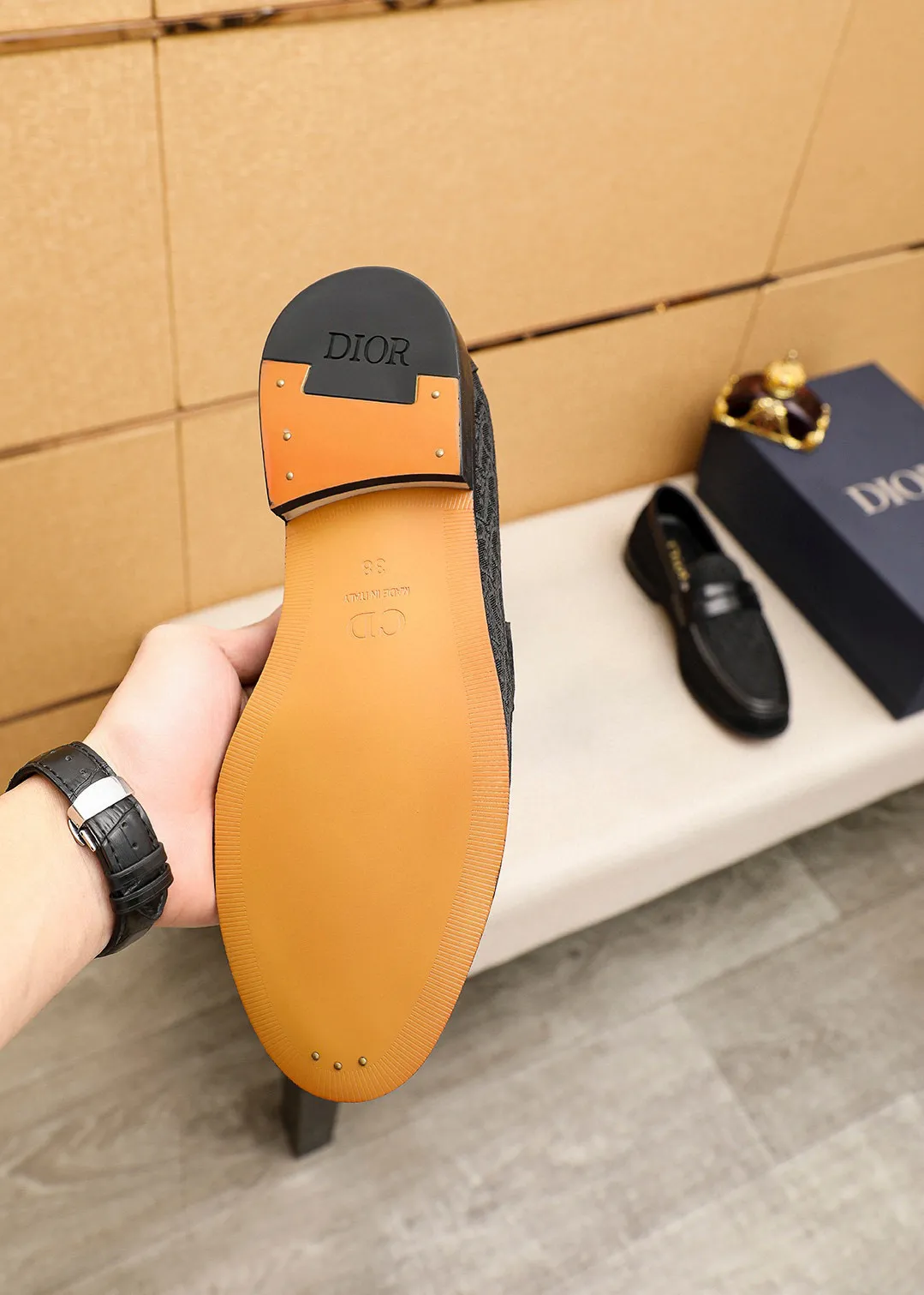 Men's shoes 💰480 💐 Product trademark: Dior "Dior" casual leather shoes Regular size: 39-44 (38.45.46🉑️Customized) Product materials: Selected Italian imported first-layer calfskin upper, imported water-dyed 🐂 cowhide lining. Strong three-dimensional visual effect, original outsole color: 2 colors available